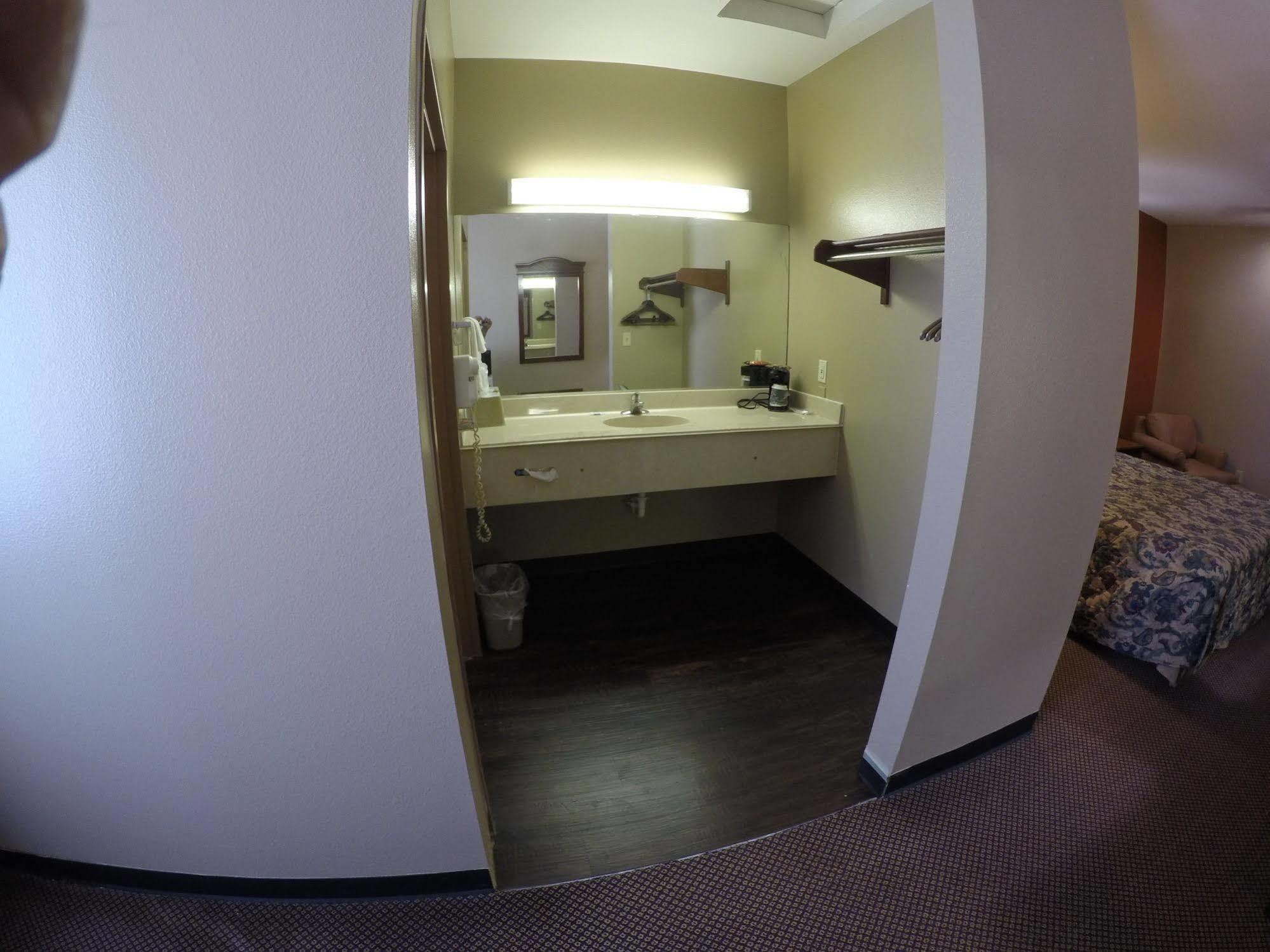 Americas Best Value Inn Лапорт Экстерьер фото
